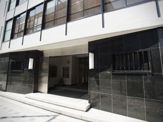 白と黒。鉄とガラス