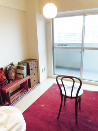 バルコニーに面した明るい部屋