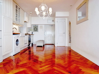 ヘリンボーン柄に張られたオークのフローリング