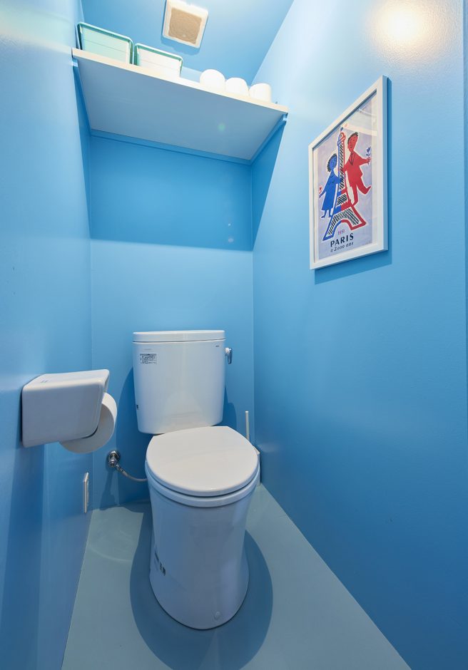 ブルーのトイレ