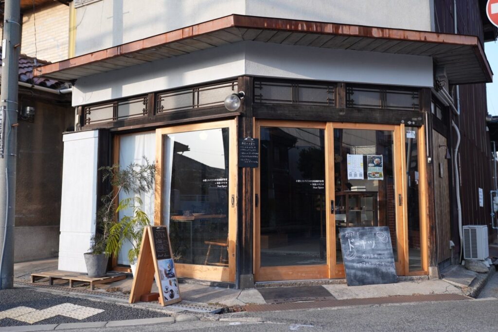 小麦とスパイスの多国籍洋食堂『nest space』