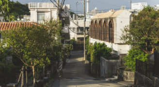 瑞泉(ずいせん)通り。城下町らしい小道を登っていくと高台にある物件へ